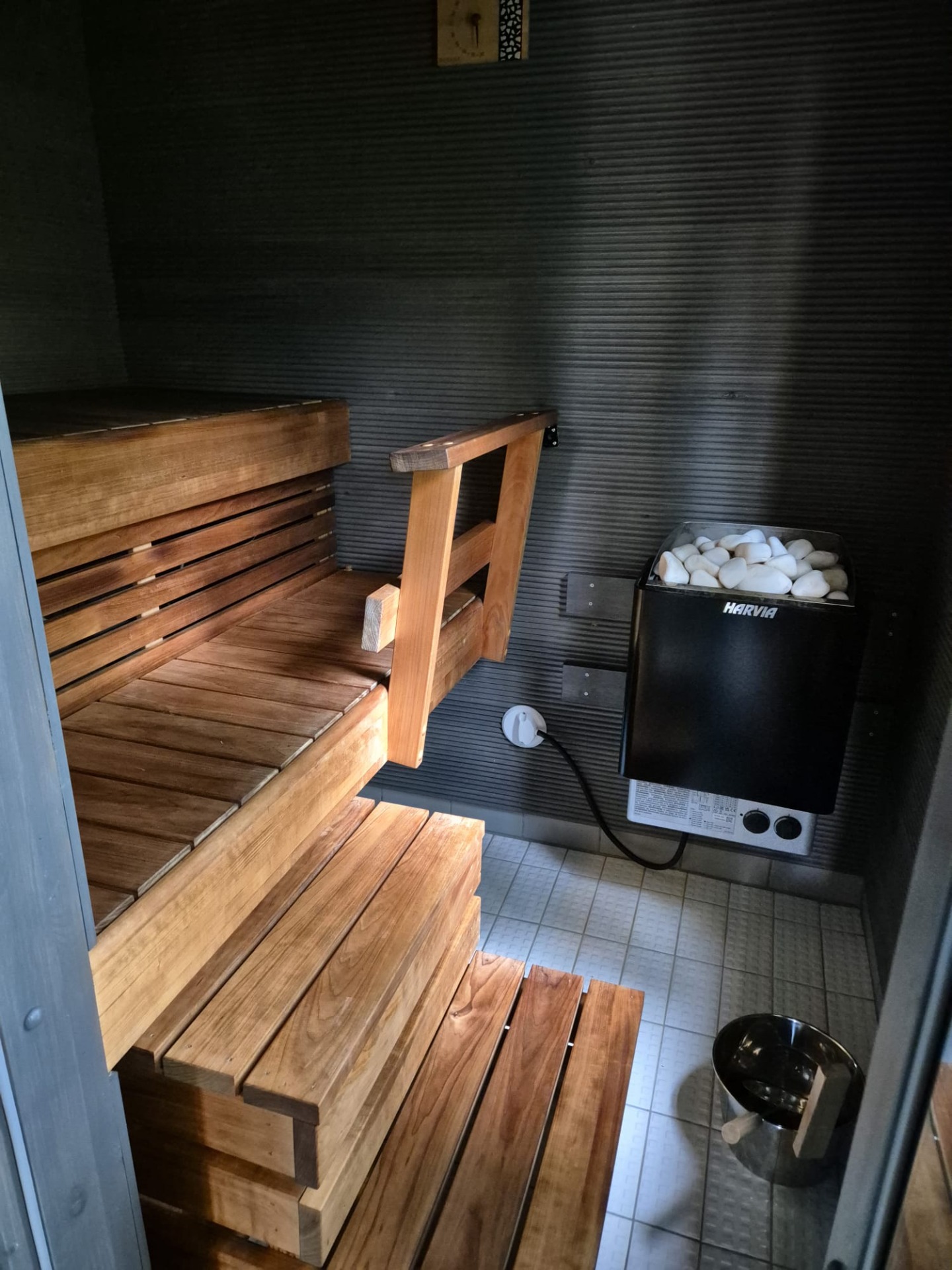 Mökin tyylikäs tumma sauna